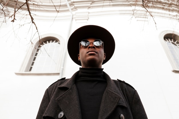 Portrait d'homme adulte avec lunettes de soleil et chapeau