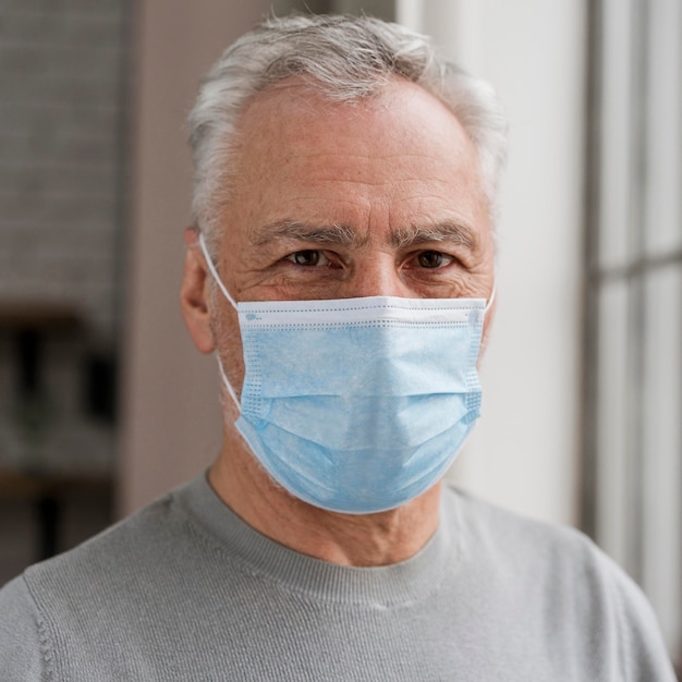 Portrait d'un homme adulte portant un masque facial