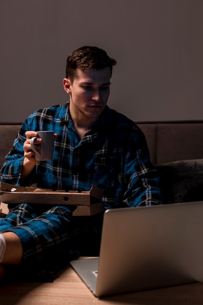 Portrait d'un homme adulte travaillant à domicile