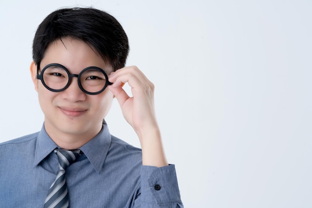 Portrait d'homme d'affaires asiatique uniforme formel fond blanc