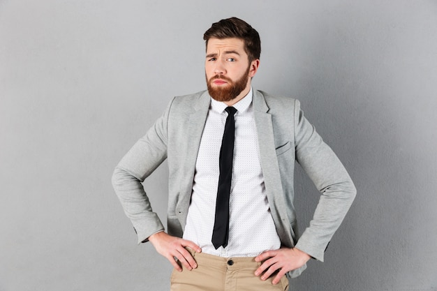 Portrait d'un homme d'affaires confus habillé en costume