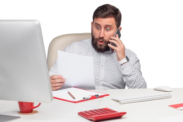 Portrait, homme affaires, conversation, mobile, téléphone, bureau