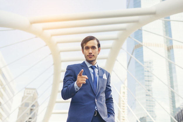 Portrait d&#39;homme d&#39;affaires debout contre le bâtiment à l&#39;extérieur.