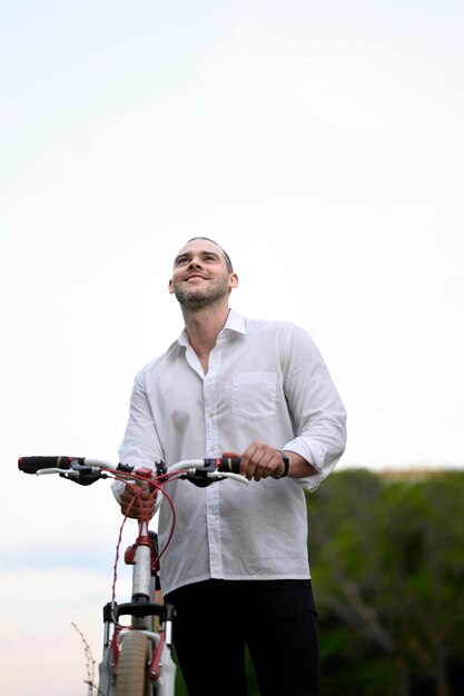 Photo gratuite portrait d'homme d'affaires heureux de faire du vélo