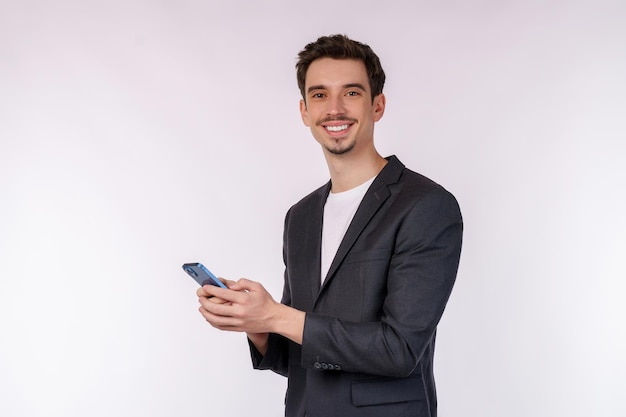 Portrait d'un homme d'affaires heureux utilisant un smartphone sur fond blanc