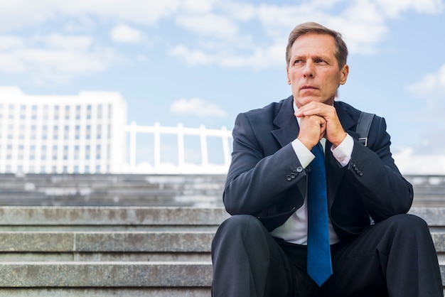 Portrait D'un Homme D'affaires Mature Assis Sur Un Escalier