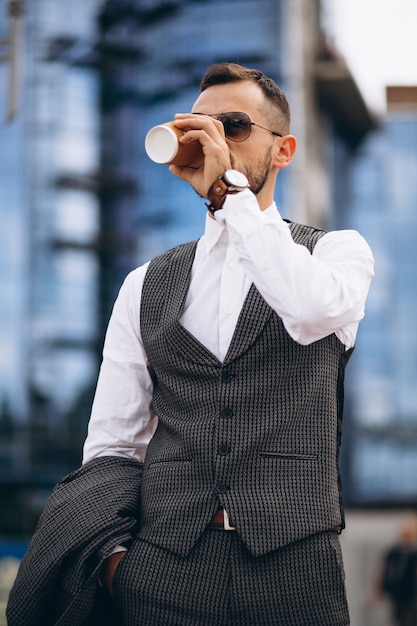 Portrait d&#39;homme d&#39;affaires par le gratte-ciel