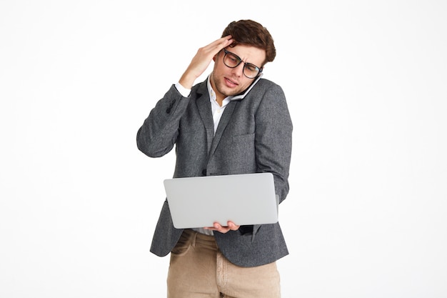 Portrait d'un homme d'affaires perplexe à lunettes