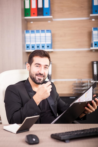 Photo gratuite portrait d'homme d'affaires professionnel travaillant dans son bureau. homme d'affaires en milieu professionnel