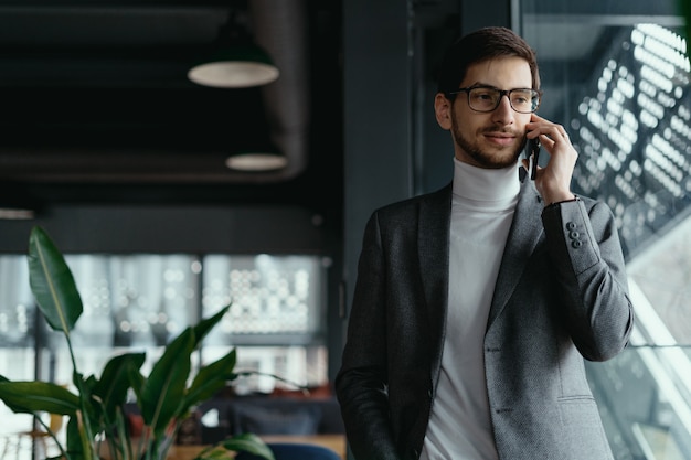 Portrait homme d'affaires réussi parler sur le smartphone