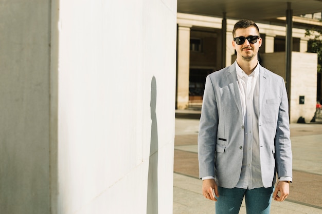 Portrait d&#39;homme d&#39;affaires souriant à l&#39;extérieur