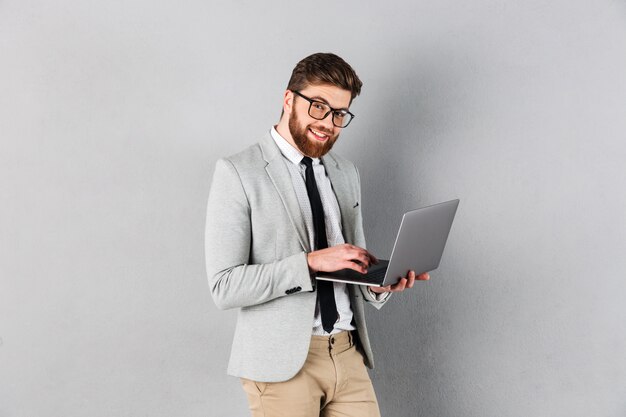 Portrait d'un homme d'affaires souriant vêtu d'un costume
