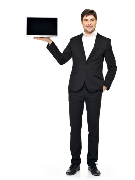 Portrait d'homme d'affaires tient sur la paume l'ordinateur portable ouvert avec écran noir blanc isolé sur blanc.