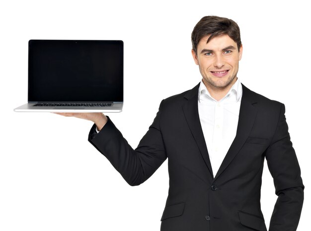 Portrait d'homme d'affaires tient sur la paume l'ordinateur portable ouvert avec écran noir blanc isolé sur blanc.