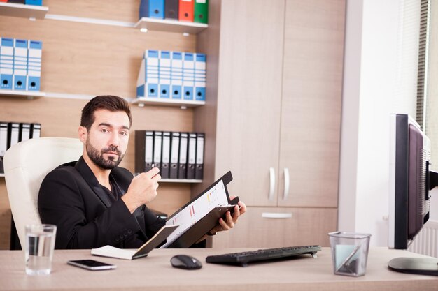 Portrait d'homme d'affaires travaillant dans son bureau. Homme d'affaires en milieu professionnel