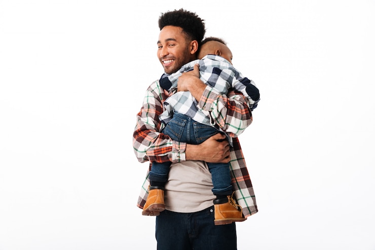 Photo gratuit portrait d'un homme africain heureux étreignant son petit fils