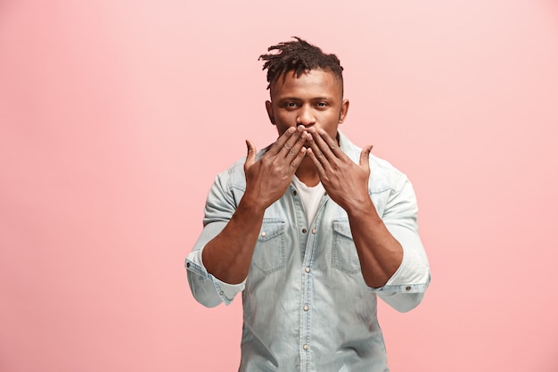 Portrait D'un Homme Afro-américain Attrayant Avec Un Baiser Aérien Isolé Sur Rose