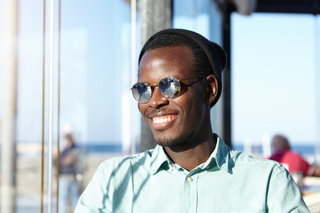 Portrait d'homme afro-américain élégant