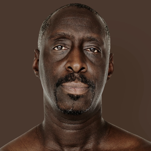 Portrait d&#39;un homme afro-américain isolé