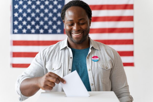 Portrait d'un homme afro-américain le jour de l'inscription des électeurs