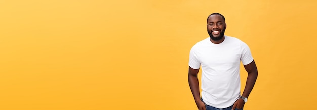 Photo gratuite portrait d'un homme afro-américain ravi avec un sourire positif, des dents blanches parfaites regarde joyeusement