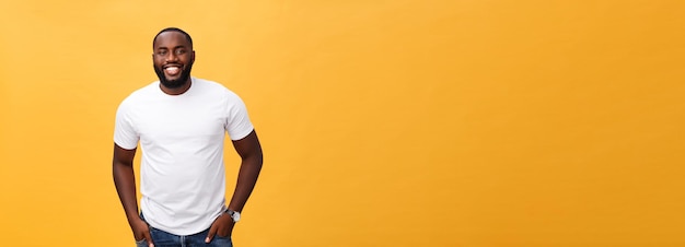 Photo gratuite portrait d'un homme afro-américain ravi avec un sourire positif, des dents blanches parfaites regarde joyeusement