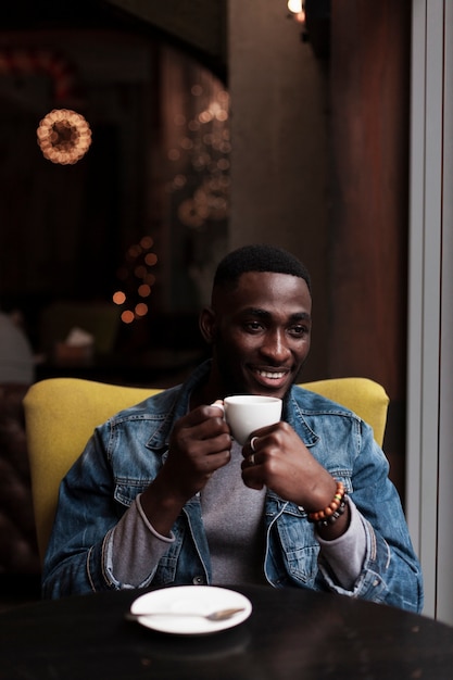 Portrait d'un homme afro-américain séduisant