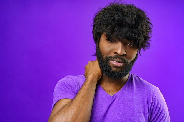 Photo gratuite portrait d'un homme afro-américain sérieux en studio