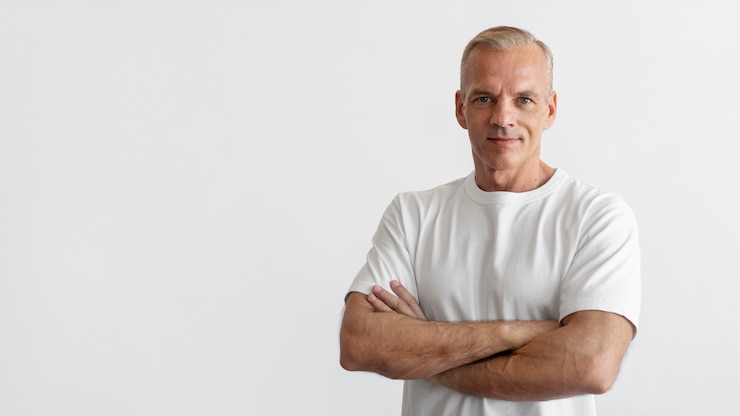Photo gratuit portrait d'homme d'âge moyen confiant