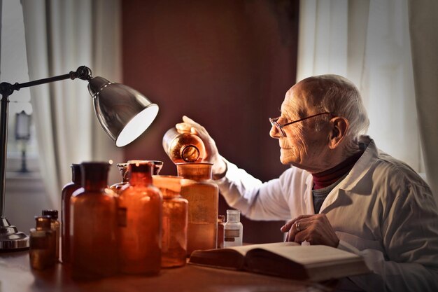 portrait d'un homme âgé versant un liquide dans un bocal