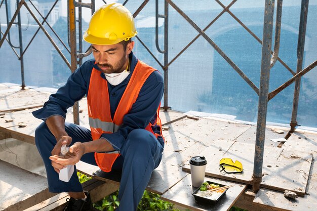 Portrait homme à l'aide de désinfectant pour les mains