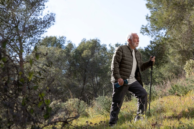 Portrait, homme aîné, randonnée, sur, montagne