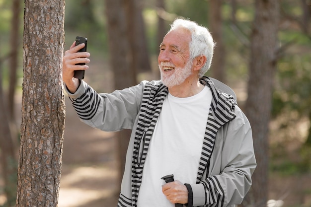 Photo gratuite portrait, homme aîné, randonnée, sur, montagne