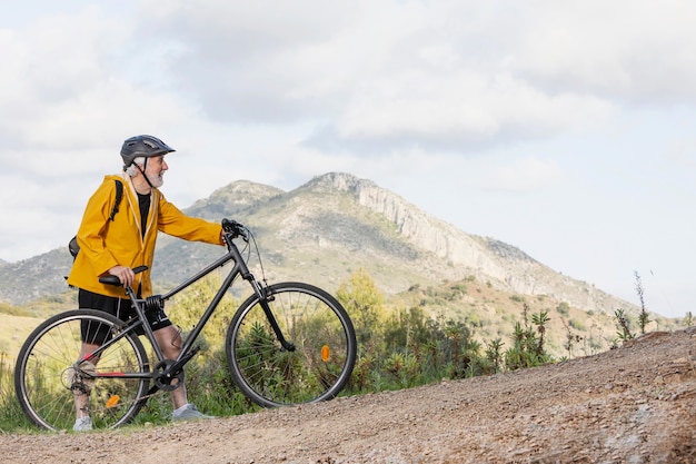 Portrait, homme aîné, à, vélo, sur, montagne