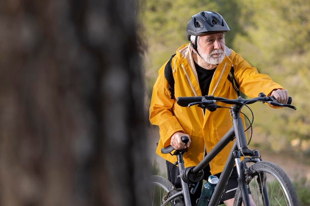 Portrait, homme aîné, à, vélo, sur, montagne