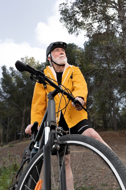 Portrait, homme aîné, à, vélo, sur, montagne