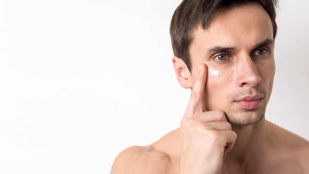 Portrait, homme, appliquer, crème visage