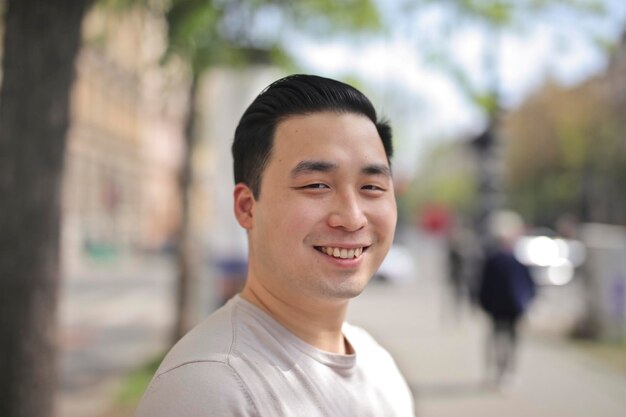 portrait d'homme asiatique dans la rue