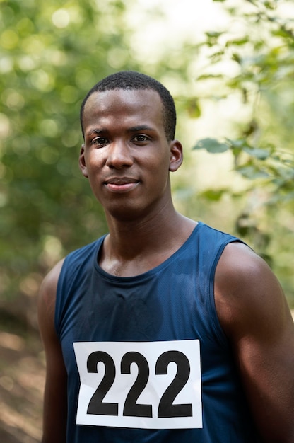 Portrait d'un homme athlétique participant à un cross