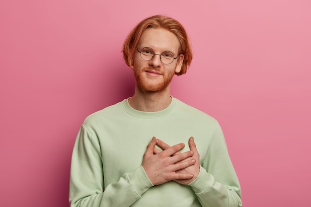 Portrait d'homme au gingembre reconnaissant appuie les mains sur les paumes