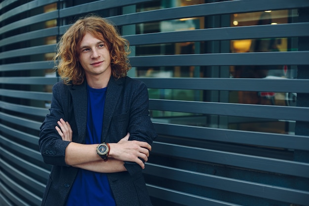 Portrait d'homme aux cheveux rouges