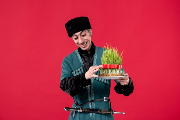 Portrait d'homme azéri en costume traditionnel avec semeni sur rouge