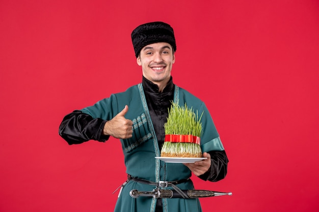 Portrait d'homme azéri en costume traditionnel avec semeni sur rouge