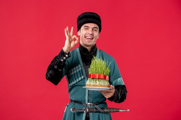 Portrait d'homme azéri en costume traditionnel avec semeni sur rouge