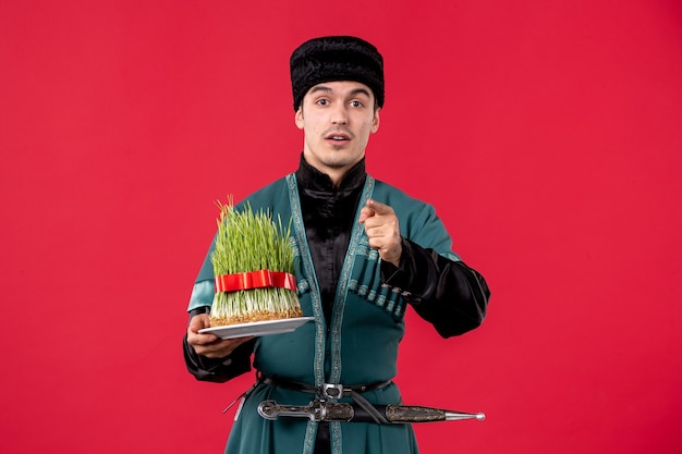 Portrait d'homme azéri en costume traditionnel avec semeni sur rouge