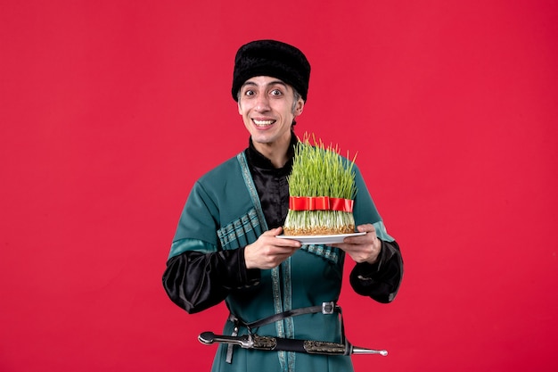 Portrait d'homme azéri en costume traditionnel avec semeni sur rouge