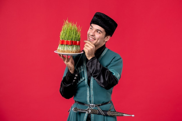 Portrait d'homme azéri en costume traditionnel avec semeni sur rouge