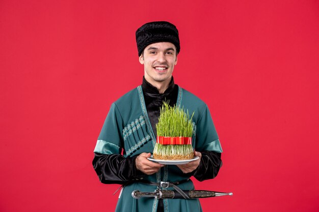 Portrait d'homme azéri en costume traditionnel avec semeni sur rouge