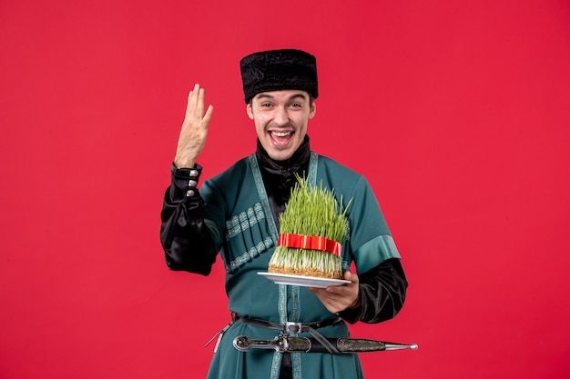 Portrait d'homme azéri en costume traditionnel avec semeni sur rouge