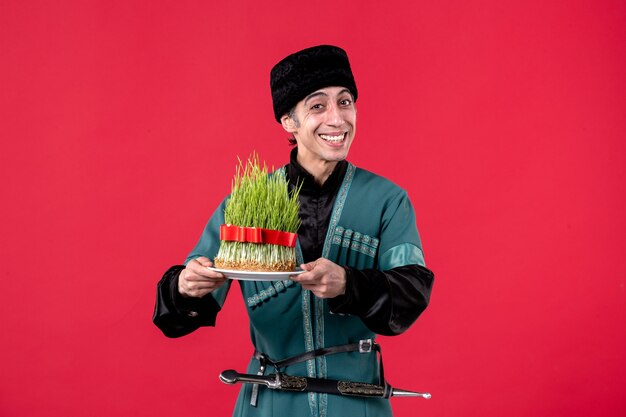 Portrait d'homme azéri en costume traditionnel avec semeni sur rouge